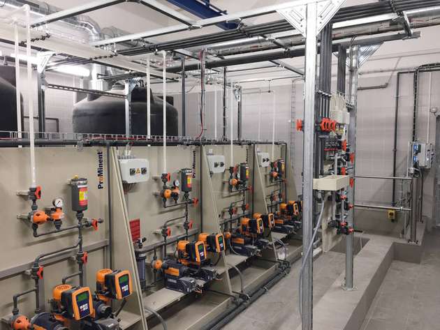 Dosiersysteme mit Motor-Membranpumpen der Baureihe Sigma dosieren im Wasserwerk Prag die fertige Natriumhypochlorit-Lösung bedarfsgerecht zur Desinfektion des Trinkwassers.