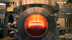 Die 100-V-Technologie ist für Höchstleistungsanwendungen wie Plasmageneratoren, Teilchenbeschleuniger oder industrielle Mikrowellenheizungen von großem Interesse.