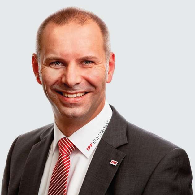 Christian Fiebach, Geschäftsführer, IPF Electronic: Smarte Sensoren sind oftmals ein echter Gewinn. Sie identifizieren sich automatisch, liefern alle erforderlichen Messwerte oder Signale und geben überdies Auskunft über ihren aktuellen Zustand. Die Sensoren integrieren somit mehrere Funktionen in einer Lösung und können überdies, falls immer erforderlich, gleich mehrere Aufgaben übernehmen, indem zum Beispiel ein Näherungsschalter noch zusätzliche Temperaturinformationen liefert. Durch die bereitgestellten Zusatzinformationen reduziert sich die Geräteanzahl und auch die Anzahl der auszuwertenden Schnittstellen. Die Kosten und auch potenzielle Fehlerquellen sinken. Allerdings wächst auch die Komplexität hinsichtlich der Auswertung der Daten. Anwender müssen daher entscheiden, was sie wollen und wie sie die Daten nutzen.
