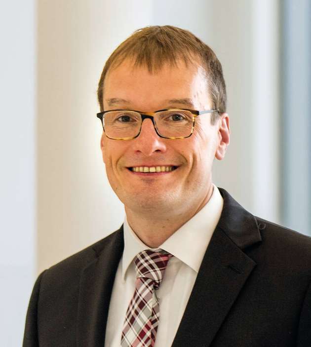 Oliver Marks, Leiter Geschäftsbereich Automation Products bei Turck: Smart bedeutet im Sensorik-Umfeld zunächst einmal, dass die zusätzlichen Informationen, die Sensoren heute liefern können, auch in der Steuerung oder der Cloud ankommen. Dazu setzen wir voll auf den Kommunikationsstandard IO-Link. Es macht die Datenübertragung auf dem letzten Meter kosteneffizient und mit Com3 und IO-Link 1.1 auch schnell genug. So lassen sich neben Nutzdaten auch viele Zusatzdaten für Condition Monitoring übertragen. Alle Turck-Sensoren mit IO-Link etwa können Temperaturinformationen weitergeben. Unser berührungsloser Encoder gibt nicht nur die Encoder-Position an, sondern auch Lageänderungen des Positionsgebers. Und Ultraschallsensoren geben über die Signalstärke an, ob sie noch richtig ausgerichtet sind. Diese Zusatzdaten können Anwender zur effizienten vorausschauenden Wartung nutzen und so Industrie 4.0 wirklich leben.