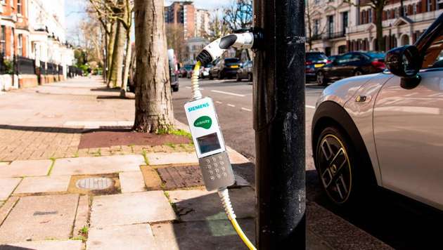 Das Laden am Straßenrand ist vor allem für E-Auto-Besitzer ohne eigene Einfahrt eine bequeme und kostengünstige Lösung.