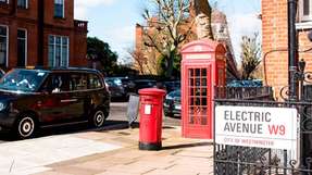 Die Sutherland Avenue in Westminster ist zur ersten vollständig für E-Autos umgerüsteten Wohnstraße Großbritanniens geworden. Künftig trägt sie den Namen „Electric Avenue, W9“.