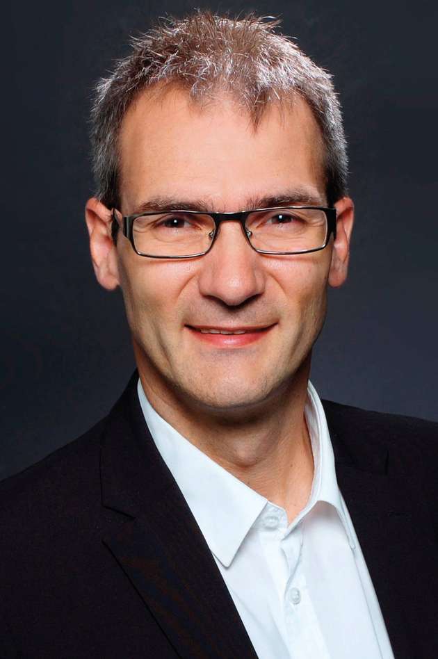 Stefan Sester, Leiter technischer Vertrieb, Novotechnik: Die Sensorik durchläuft eine ähnliche Entwicklung wie das Mobiltelefon. Smarte Weg- und Winkelsensoren können mehr Funktionen übernehmen als die reine Positionserfassung. Über intelligente Schnittstellen liefern sie weitere Umgebungsdaten wie Temperatur, Geschwindigkeit oder Vibration, zum Beispiel um Prozessabweichungen zu erkennen und Wartungsmaßnahmen zu planen. Die Temperaturerfassung beispielsweise ist für aktuelle Sensoren kein Problem. Die Adressierung über die Schnittstelle sowie die Parametriermöglichkeit von unter anderem Kennlinien, Bewegungsrichtung und dynamischen Eigenschaften erweitert zudem den Einsatzbereich eines Sensors. Der Aufwand für Lagerhaltung und Service sinkt.