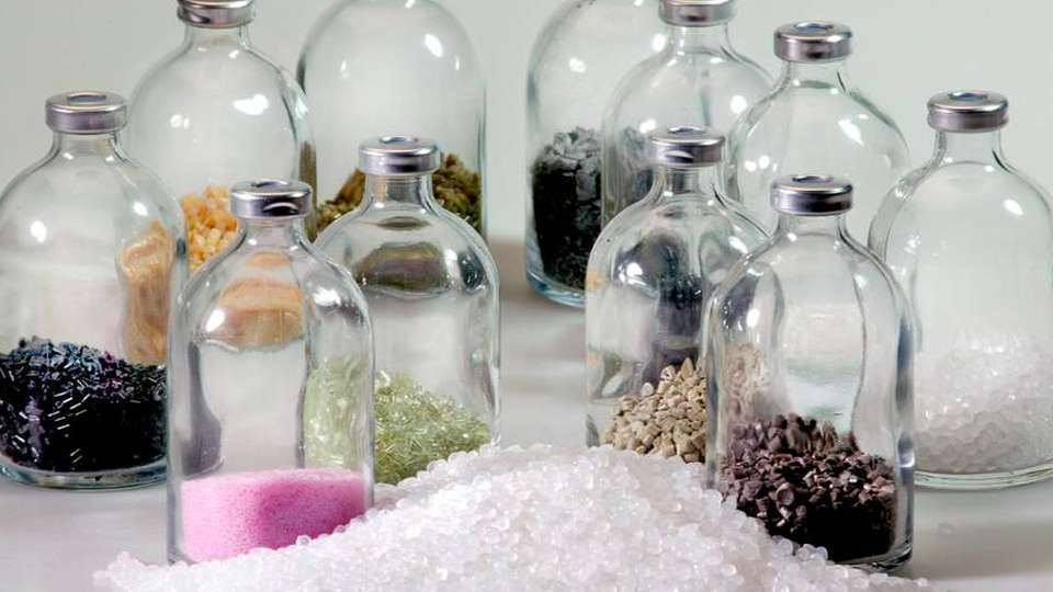 Flaschen mit Kunststoffgranulat-Proben: Die Forscher stellten fest, dass sich eine getrennte Sammlung positiv auf die Rezyklatqualität auswirkt.