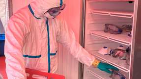 Schutzkleidung mit Plasma reinigen: Statt Einweg-Anzüge und -Masken nach Gebrauch zu entsorgen, lassen sie sich für einen weiteren Einsatz desinfizieren.