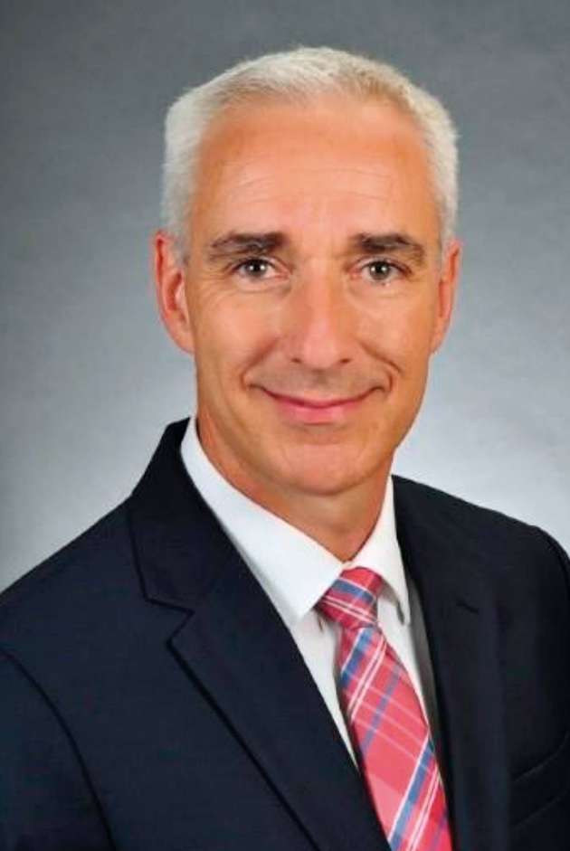 Thomas Jeschke, Key Account Manager bei Antares Vision: Die Digitalisierung mit ihren vielen Facetten ist das prägende Thema der Verpackungsindustrie: Smart Data Management ist das Schlagwort zur Verbesserung der Gesamtanlageneffektivität. Es hilft Unternehmen bei der Optimierung des Produktionsbetriebs. Durch die elektronische Datenerfassung können selbst kleinste Abweichungen an den verschiedensten Stellen der Verpackungslinie sofort erkannt und korrigiert werden. Als weiterer Baustein einer intelligenten Verpackungsmaschine unterstützt Smart Data Management bei der Durchführung von Predictive Maintenance. Die Überwachung kritischer Anlagenkomponenten mit Smart-Sensoren erlaubt eine permanente Zustandsüberwachung (Condition Monitoring). Anhand definierter Parameter lässt sich der Wartungsbedarf ermitteln und planen. Von der einzelnen Maschine über die Anlage bis zur gesamten Produktion – all diese Informationen sind eine Goldmine und Basis für die Industrie 4.0.