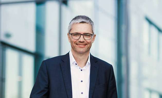 Reiner Müller, Geschäftsbereichsleiter Fabrikautomation bei Pepperl+Fuchs: In der Tat ist ein smarter Sensor dadurch charakterisiert, dass er neben den Sensorwerten auch Informationen über seine Identität und seinen Zustand bereitstellt, die über eine standardisierte bidirektionale Schnittstelle abgerufen werden können. Pepperl+Fuchs vergibt für solchermaßen qualifizierte Produkte das Label „Sensorik 4.0“ und bringt damit deren Eignung für Industrie 4.0 zum Ausdruck. Durch die Integration mehrerer sensorischer Elemente in eine solche smarte Komponente können darüber hinaus Informationsgehalt und Qualität des resultierenden Sensor-Ausgangssignals gesteigert werden. Der wesentliche Vorteil für den Anwender solcher Multi-Sensor-Komponenten gegenüber aus einzelnen Einheiten aufgebauten Lösungen liegt darin, dass die Sub-Komponenten mit geeigneter Vorverarbeitung im Sensor bereits perfekt aufeinander abgestimmt arbeiten und so den Engineering-Aufwand deutlich reduzieren. Darüber hinaus reduziert sich auch die Anzahl der benötigten Schnittstellen zur Anbindung der Sensorik sowie im Normalfall auch der insgesamt benötigte Bauraum.