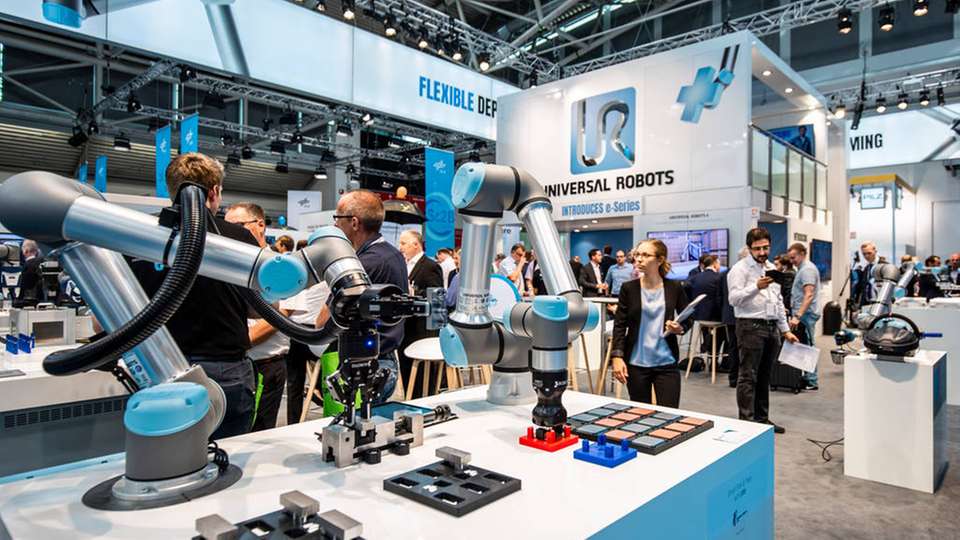 Am 15 virtuellen Messeständen stellt Universal Robots die Anwendungsmöglichkeiten kollaborierender Roboter vor.