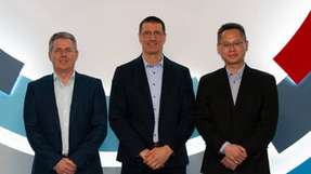 Jörg Heckel, Projektdirektor Intralogistics Robotics bei Bosch Rexroth, Thomas Fechner, Senior Vice President Product Area New Business bei Bosch Rexroth, und Jackson Zhang, Vice President bei Geek+ Europe freuen sich auf die Zusammenarbeit der Unternehmen.