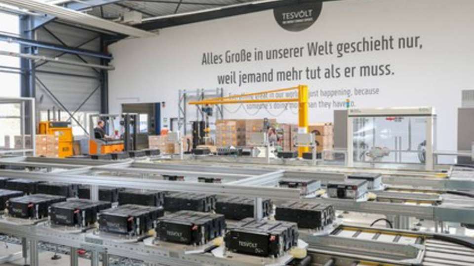 Die Fertigungslinie der ersten Gigafactory für gewerbliche Batteriespeichersysteme Europas.