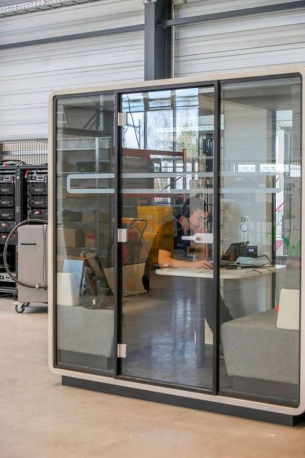 Die Schallschutz-Kabinen bieten Rückzugsräume innerhalb der Produktionshalle.