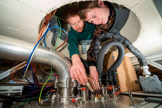 Die Doktoranden Luca Petit und Gertjan Eenink von Qutech arbeiten am Hot-Qubit-Setup.