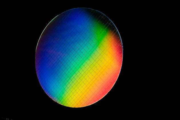 Ein Wafer, der zur Herstellung von „heißen“ Qubits dient.