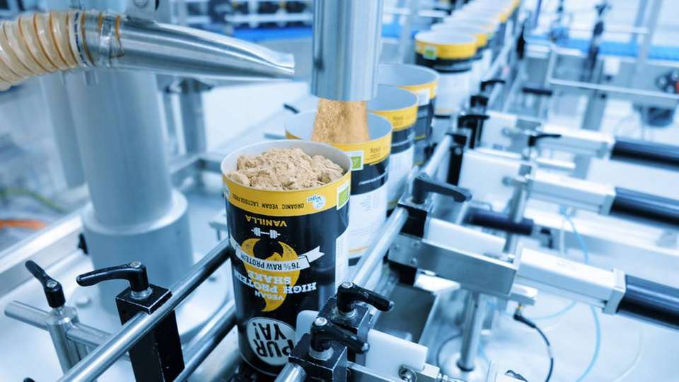 Abfüllen von Eiweißpulver: Für den Protein-Drink-Produzenten Purya rechnete sich das Auslagern seiner Abfüllprozesse.