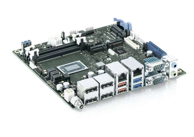Die Skyline des neuen industriellen Mini-ITX-Motherboards D3713-V/R mITX von Kontron mit AMD-Ryzen-Embedded-V1000/R1000-Prozessoren ist dicht gepackt und belegt nahezu die gesamte Breite des Formfaktors.