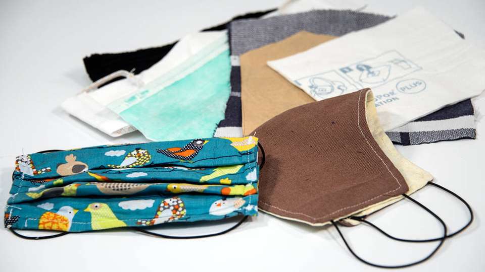 Verschiedene Stoffe, Papiertücher, Kaffeefilter wurden neben OP-Masken darauf getestet, wie gut sie Partikel unterschiedlicher Größe abhalten.
