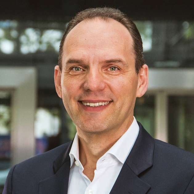 Ralf Bühler, CSO B2B bei Conrad Electronic: Digitalisierung und IoT sind das Zukunftsmodell des B2B-Markts. Mit unserer Sourcing Platform, die aktuell mehr als fünf Millionen Artikel bereithält, kommen wir mit einfacher, schneller und umfassender Beschaffung den Bedürfnissen unserer Kunden nach effizienten digitalen Lösungen nach. Vielfalt und Qualität sind durch die geprüften Anbieter auf unserem Marktplatz sichergestellt. Smart Procure, OCI-Webshop, E-Kataloge oder Smart Ordering über Conrad Connect automatisieren die Bestellprozesse. Plattform-Ökonomie besteht für uns aus Maschinen und Menschen: ob Community, Customer Care, Vertrieb oder Businessberater – unsere Kunden vertrauen darauf, dass ihnen bei Conrad immer noch persönliche Ansprechpartner und Technikexperten zur Verfügung stehen.