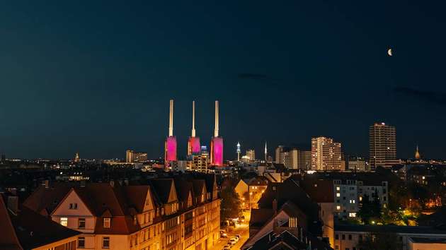 Das Heizkraftwerk in Hannovers Stadtteil Linden mit seinen drei Türmen – im Volksmund auch die „drei warmen Brüder“ genannt.