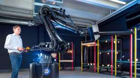 Das neue Robogoniometer testet automatisiert die Lebensdauer und Gleichmäßigkeit von Leuchtmitteln und Displays.