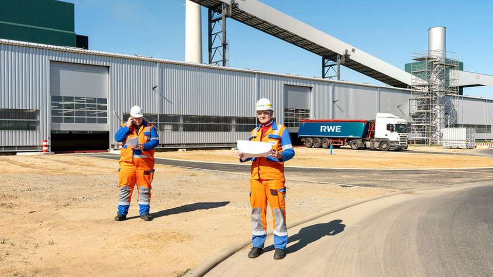 Vor dem Zwischenlager am Knapsacker Hügel: Hier wird aus Klärschlamm grüne Energie gewonnen.