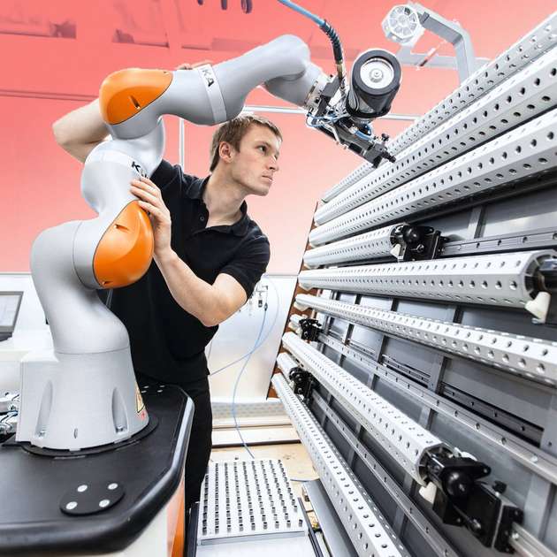 Roboter erlauben dank vieler Sicherheitsfunktionen die Zusammenarbeit mit dem Menschen.