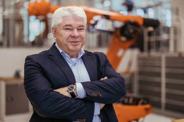 Alois Buchstab, Vice President Advanced Robot Applications, Kuka: Zwar befindet sich der Markt für MRK-Roboter nach wie vor in einer Aufbau- und Lernphase. Die Möglichkeit, dass sich Mensch und Roboter den Arbeitsbereich ohne Schutzzaun teilen, eröffnet aber völlig neue Möglichkeiten für die Produktion und verspricht überdurchschnittliche Wachstumspotenziale. Der Cobot ist in solchen Applikationen die entscheidende Komponente. Seine Stärke liegt dabei in der Sicherheit. Hierfür bringen unsere Cobots wie der LBR iiwa die besten Voraussetzungen mit. Bei Kuka unterscheiden wir nach Sicherheitsfunktionen, die den Menschen beim Umgang mit dem Roboter schützen und Funktionen, die den Roboter selbst sicher machen. Wir sind erst zufrieden, wenn der Roboter in seiner speziellen Anwendung sicher ist