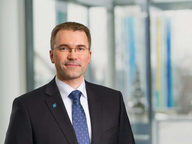 Harald Dickertmann, Executive Vice President Sales Gripping Systems, Schunk: Roboter und Endeffektor arbeiten im Team, beide sind gleichermaßen wichtig. Entscheidend sind zwei Faktoren: eine intuitive Programmierung sowie eine schnelle Integration von Greifern und End-of-Arm-Tools. Diesen Gedanken der radikalen Simplifizierung greift Schunk in abgestimmten Plug-&-Work-Portfolios zunächst für die Leichtbauroboter von Universal Robots, Doosan Robotics und Techman Robot auf. Sie umfassen zertifizierte Co-act Greifer für den kollaborierenden Betrieb, pneumatische und elektrische Greifer, Sensoren sowie Wechselsysteme. Der Schunk EGH Greifer beispielsweise steht als Starter-Paket vormontiert mit passender Schnittstelle und Plugin für verschiedene Cobots zur Verfügung. Er ist in dreißig Minuten installiert und programmiert.