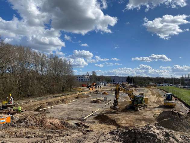 Bislang noch eine Baustelle: Hier entsteht derzeit Europas größter Ladepark für Elektrofahrzeuge.