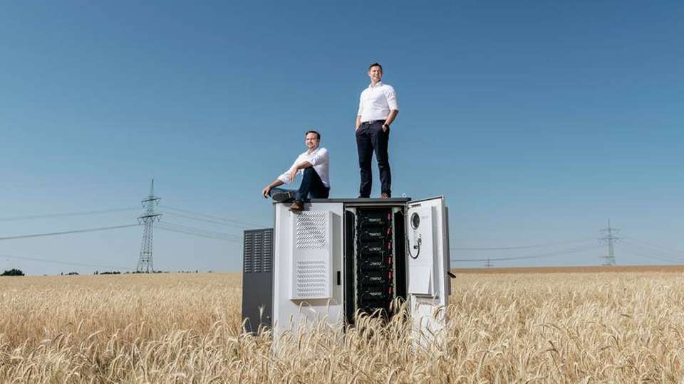 Für das Ladepark-Projekt am Autobahnkreuz Hilden liefert Tesvolt die Stromspeicher. Hier zu sehen sind die Gründer und Geschäftsführer des Unternehmens, Daniel Hannemann (links) und Simon Schandert.