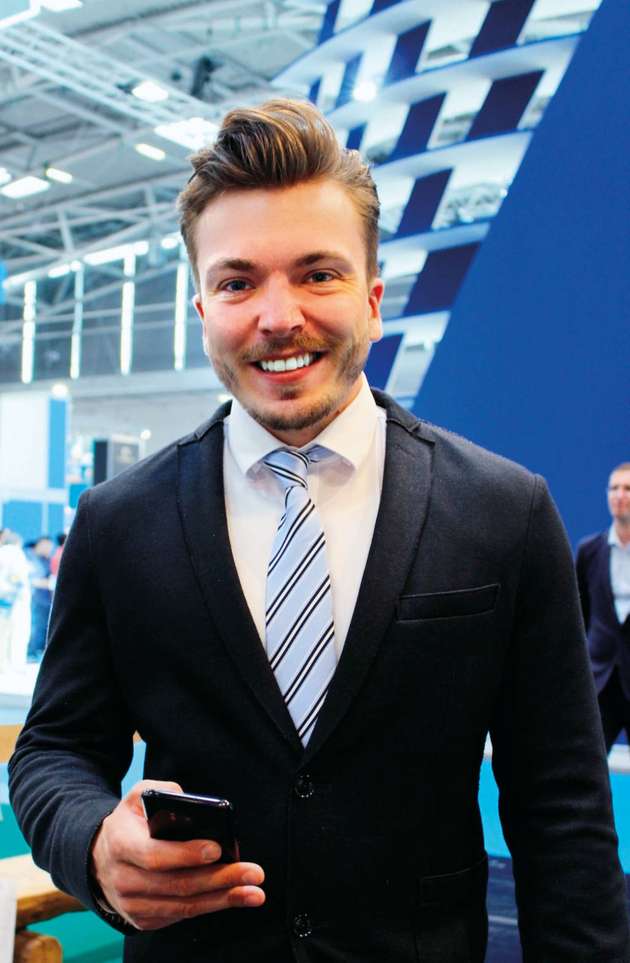 Christopher Schneider, Produktmanager Kollaborative Roboter, Yaskawa Europe: Prinzipiell ist bei MRK-Anlagen auf die Gesamtkonzeptionierung zu achten, um eine maximale Wirtschaftlichkeit mit optimalen Zykluszeiten zu erreichen. Die dabei relevante kollaborierende Geschwindigkeit resultiert maßgeblich aus den möglichen Kontaktflächen zwischen Mensch und Roboter. Abgerundete Außengeometrien führen zu einer gleichmäßigen Druckverteilung und lassen somit höhere Verfahrgeschwindigkeiten des Roboters zu. Die Betrachtung hört allerdings weder am Roboterflansch noch am Greifer auf. Das Werkstück ist beispielsweise beim Ablegen die erste potenzielle Kontaktgeometrie und muss daher ebenso berücksichtigt werden. Somit sind die Komponenten Roboter, Greifer und Werkstück bei der MRK-Anlagengestaltung als Gesamtsystem zu beurteilen.