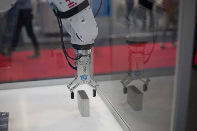 Smarte Greifwerkzeuge wie der RG2 oder der RG6 von OnRobot können unterschiedlich große Objekte ohne Probleme greifen. So eignen sie sich ideal für den Einsatz in der Auftragsfertigung, wo sich die Bedingungen bei jedem Auftrag ändern. 