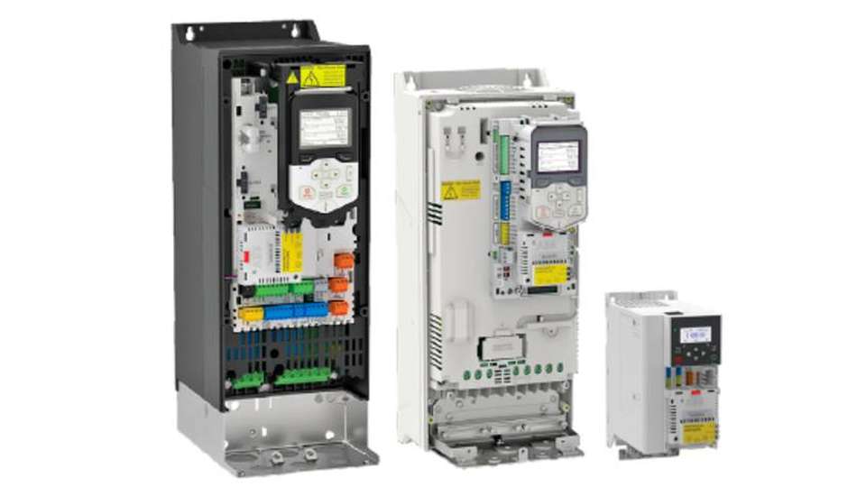 Das Plug-in-Modul übernimmt die Kommunikation für die Maschinensteuerung und ermöglicht den Datenaustausch zwischen PC-Tool und Frequenzumrichter über eine einzige Ethernet-Verbindung.