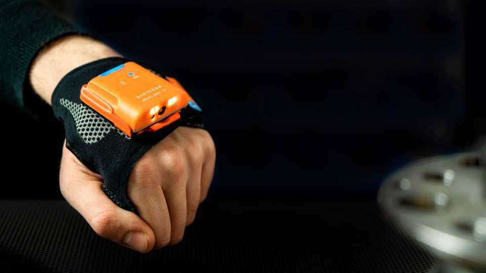 Wearables wie der in einen Handschuh integrierte Barcodescanner können eine Vernetzung von Mensch und digitaler Produktion ermöglichen.
