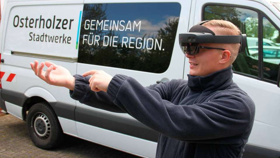 Durch den Einsatz der Mixed-Reality-Brille muss anstelle von zwei nur noch ein Mitarbeiter vor Ort sein.