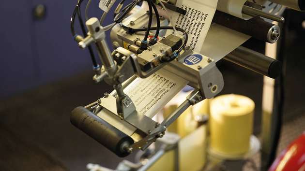 Lanxess setzt beim Etikettendruck auf den Thermotransferdrucker CAB XC6 von Bluhm Systeme.