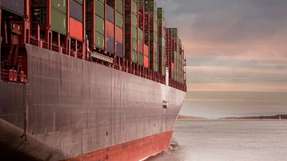 Die Auswirkungen treffen uns auch durch den langen Transportweg, so dauert die reine Seefracht mit Containern von China nach Deutschland rund vier Wochen.