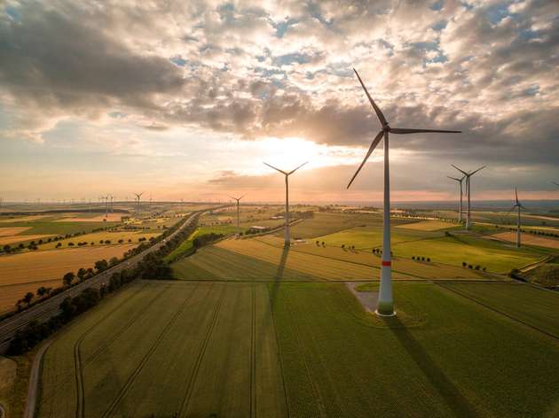 Der zur Verfügung stehende Windstrom wird von Elektroautos genutzt, um Transportengpässen vorzubeugen.