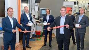 Waren beim Sendestart des 5G-Netzes in Aachen dabei (von links): Prof. Thomas Bergs (Direktorium WZL und Fraunhofer IPT), Prof. Robert Schmitt (Direktorium WZL und Fraunhofer IPT), Olaf Reus (Mitglied der Geschäftsleitung von Ericsson), Jan-Peter Meyer-Kahlen (Leiter des ICT Development Center Eurolab von Ericsson), Sven Jung (Technischer Leiter 5G am Fraunhofer IPT) und Niels König (Projektleiter 5G-Industry Campus Europe).