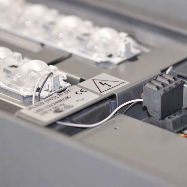 Leiterplattenklemmen (links) und -Steckverbinder der Serie PTSM 0,5 sind kompakt, SMT-fähig und farbstabil.