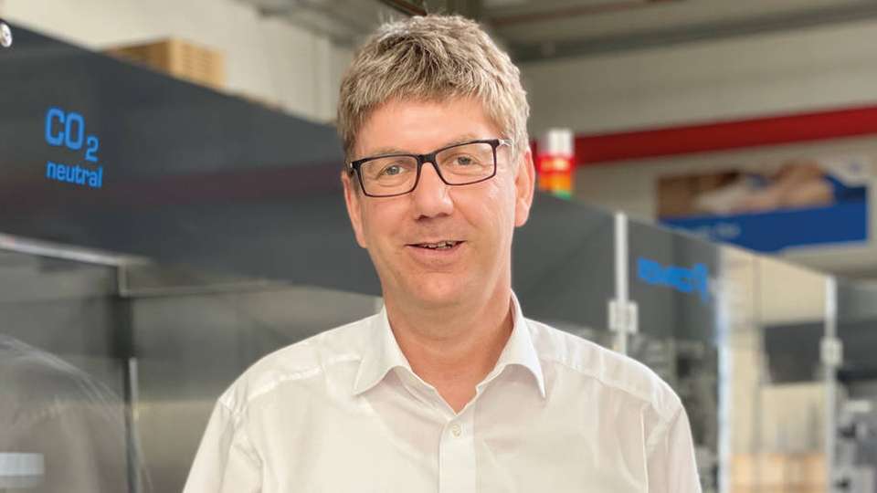 Andreas Detmers leitet die Abteilung F&E bei Romaco Pharmatechnik in Karlsruhe, einem Systemanbieter im Bereich Verpackungstechnologie für pharmazeutische Solidaprodukte. Der Maschinenbauingenieur verantwortete bei Romaco zuletzt das Projekt „Klimaneutrale Maschine“, eines der ersten CO2-Kompensationsprogramme im Pharmamaschinenbau.