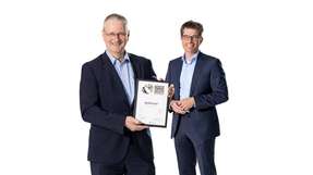 Andreas Roither und Dr. Jan Regtmeier freuen sich über den German Innovation Award.