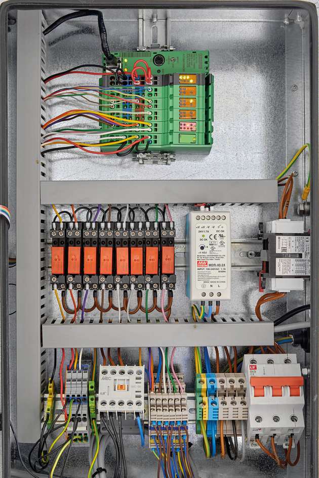 Im Slave-Schaltschrank nutzt Elektro Ecker die modulare Kleinsteuerung ILC 131 ETH (Bild oben).