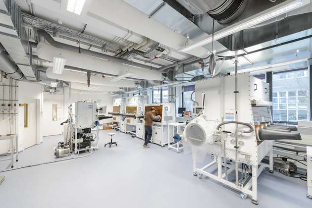 Blick in das „Helmholtz Innovation Lab HySprint“: Wesentliche Arbeiten zu den druckbaren Perowskit-LEDs fanden hier statt.