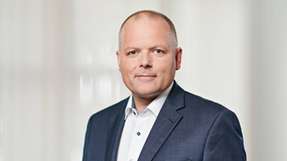 Ansgar Hinz ist seit 2016 CEO der VDE-Gruppe mit weltweit 2.000 Mitarbeitern. Nach dem Studium der Allgemeinen Elektrotechnik an der RWTH Aachen begann er seine Karriere bei der Reinhausen-Unternehmensgruppe in Regensburg. Vor seiner Berufung als VDE-Vorstandsvorsitzender war Hinz mehr als 15 Jahre Geschäftsführer der Messko GmbH in Oberursel.