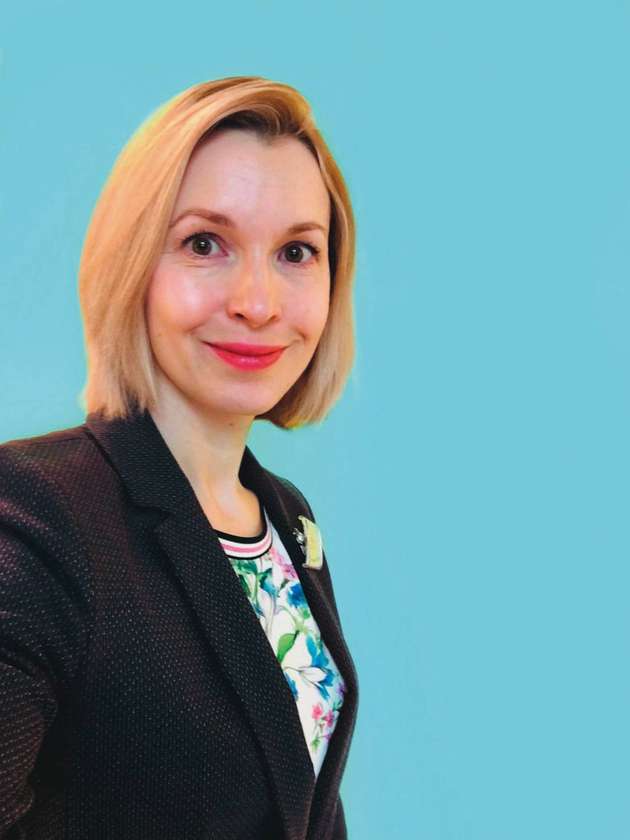 Yulia Bakir, Projektleiterin kaufmännische Innovation für Industrie 4.0, Bosch Rexroth: Kaufmännisch betrachtet sind Features, die ein aufwändiges Engineering oder eine produktionsbedingte Vorleistung voraussetzen, dann am sinnvollsten, wenn sie einem fest planbaren Kundenbedarf entsprechen. Je nach Geschäftsmodell kann das der Bedarf eines Kunden oder der innerhalb eines Kundensegments sein. Daneben gibt es auch Features, die erst durch die Nutzung Aufwand generieren oder nur eine geringe Vorleistung seitens Hersteller erfordern, beispielsweise datenbasierte Services. In der Software-Welt sind „as a service“-Modelle längst etabliert. Mit unserer Automatisierungsplattform ctrlX Automation können Anwender beispielsweise Funktionen jederzeit nachträglich installieren oder erweitern. Sie sind damit deutlich flexibler und nicht nur für aktuelle, sondern auch künftige Anforderungen gerüstet.