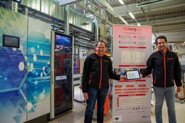 Daniel Behnke (links) und Dr. Patrick-Benjamin Bök (rechts) zeigen im IoT-Testbed bei Weidmüller die Ergebnisse des Projekts 5G-Tango.
