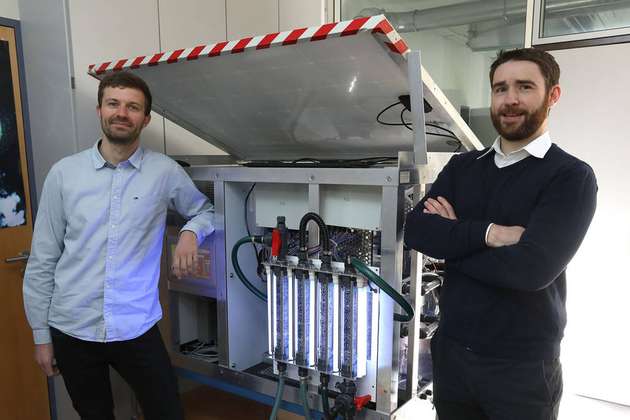 Die beiden Landauer Umweltwissenschaftler Dr. Frank Seitz (links) und Dr. Ricki Rosenfeldt mit dem Photokatalysator-Prototyp, der in drei Jahren Forschungsarbeit entstand.