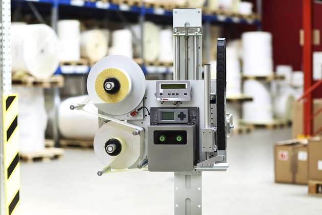 Etikettieranlage Legi-Air 4050 E: Sie ist modular aufgebaut und etikettiert bei Eisbär die Umkartons mit Informationen zum Inhalt und Kunden.