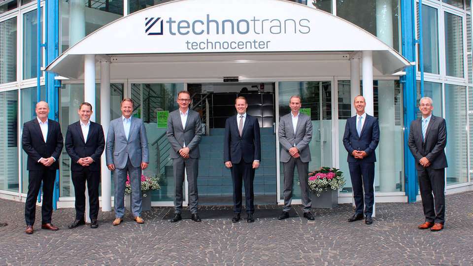 Waren bei der offiziellen Unterzeichnung der strategischen Partnerschaft vor Ort (von links): Peter Schwarz, Sebastian Strang, Andre Vennemann, Martin Palsa (alle Grundfos), Peter Hirsch, Dirk Bövingloh, Jörn Müller und Stephan Schwippe (alle Technotrans).