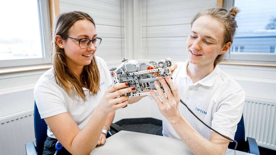 Die Azubis Annika Kröss und Martin Würtemberger arbeiten an einem der Basismodule der Anlage, das aus Lego-Mindstorms-Teilen zusammengesetzt wird.